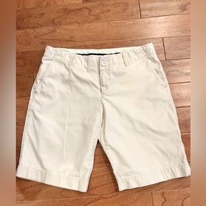☘️Gap Bermuda shorts size 8. Cream color
